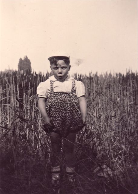 Door het geconcentreerd inhalen van lucht kon Damien zijn broek zo hard opblazen dat hij opsteeg.
